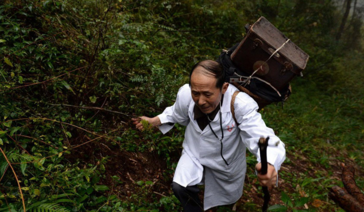 人民日报：乡村医生每人每年补贴2万元
