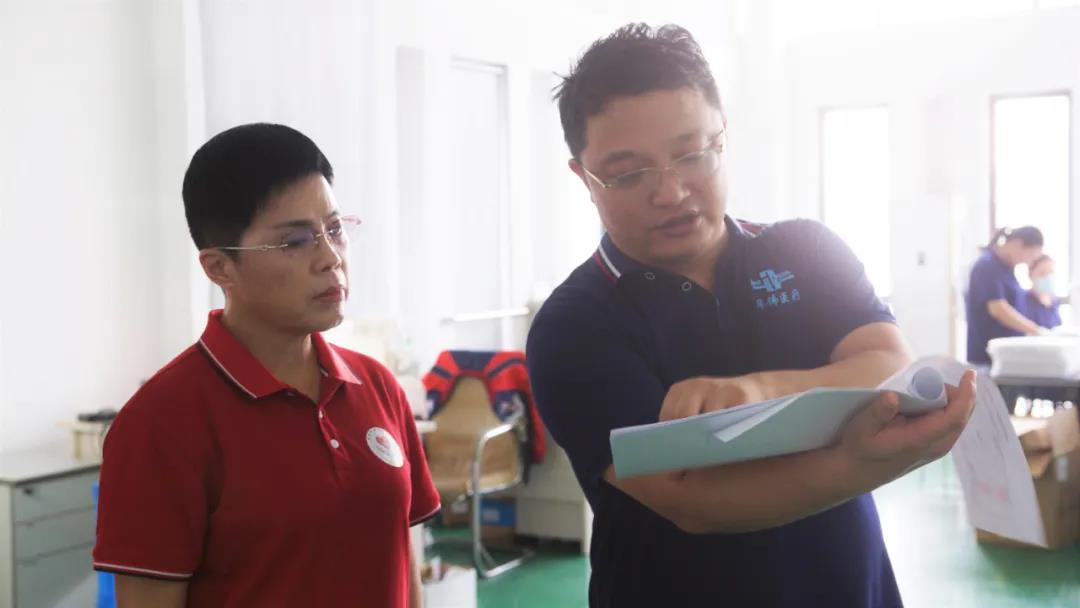 蔡秘书长一行考察南京华伟医疗设备有限公司