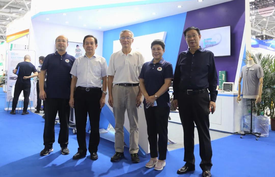 蔡秘书长在第85届中国国际医疗器械(秋季)博览会考察爱心企业圣祥高科