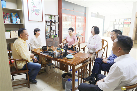 蔡理事长一行参观“江苏工会”APP普惠商城线下展厅