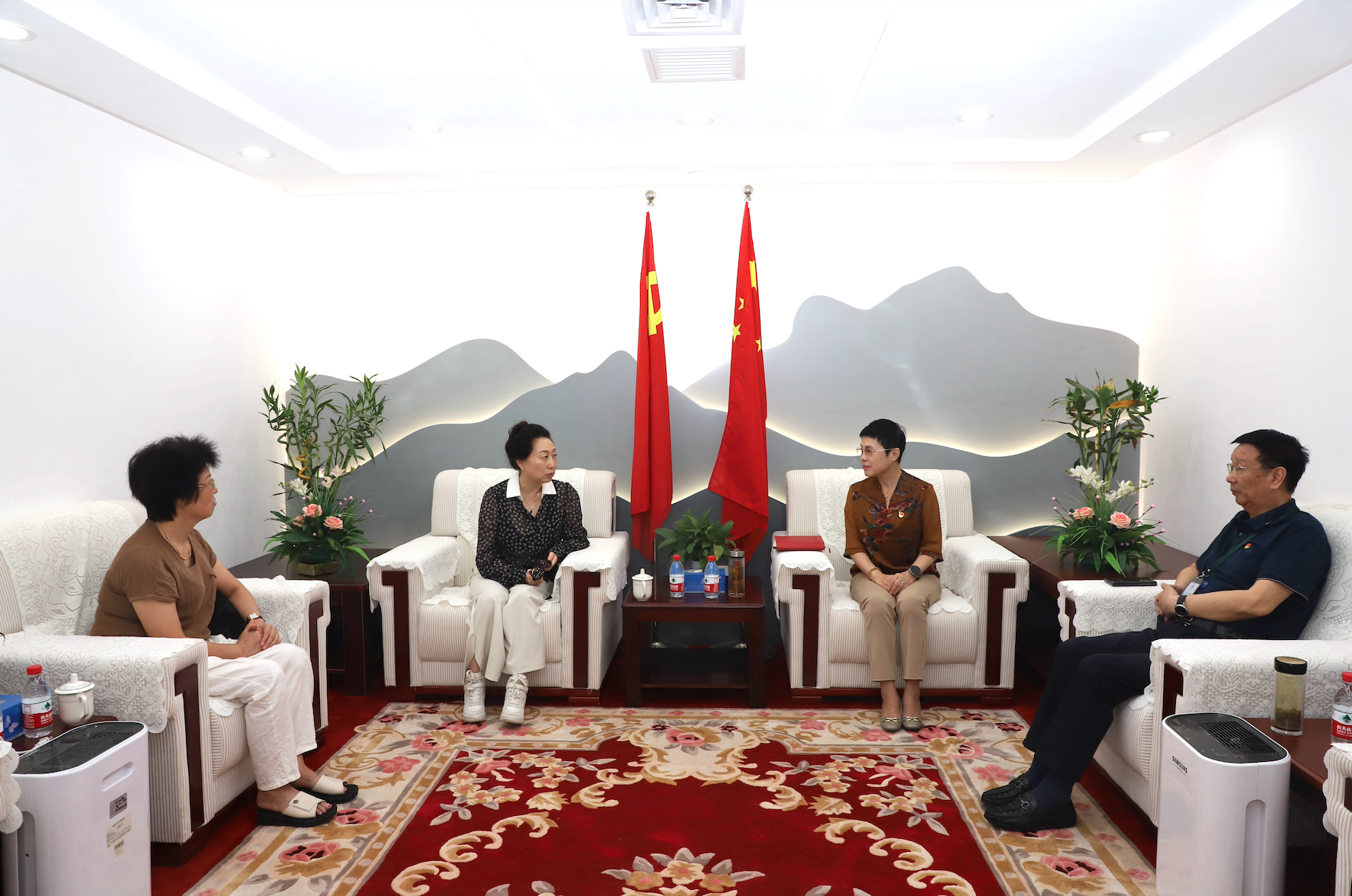南京英玛尼医疗董事长黄晓立一行到访我会参观交流